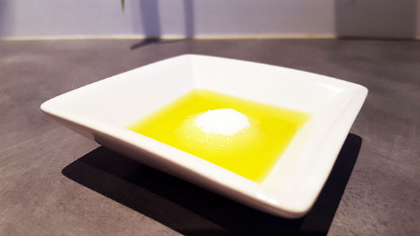 Gommage maison naturel tonifiant avec du sel fin marin et de l'huile d'olive