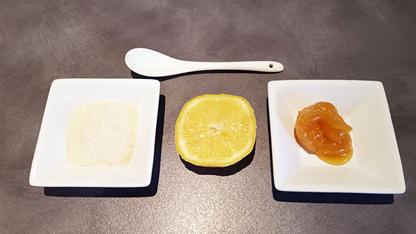 Gommage pour tous les types de peaux avec du sucre, du miel et du citron